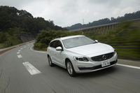 
    大橋を渡り、一路清里へ。今回の“旅の友”は、ボルボのワゴン「V60ラグジュアリー エディション」。高効率をうたう1.6リッターモデル「V60 T4 SE」に本革シートや各種安全装備を加えた特別仕様車だ。
    