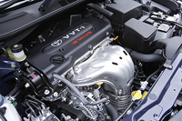 【テスト車Gリミテッドエディションのオプション装備】チルト＆スライド電動ムーンルーフ（ワンタッチ式・挟み込み防止機構付）＆可動式リーディングランプ（リア席用）＝9万4500円／HDDナビゲーションシステム＋ステアリングスイッチ＝24万9900円