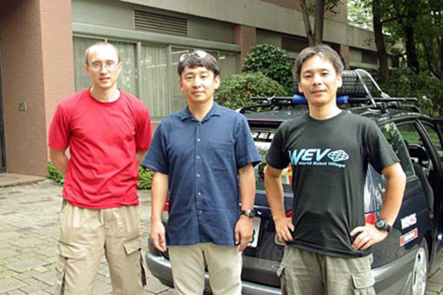 左からイーゴリさん、金子浩久、田丸カメラマン