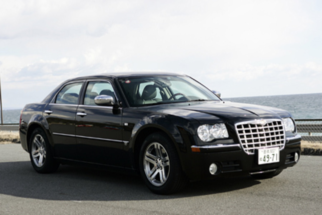 【スペック】全長×全幅×全高＝5020×1890×1490mm／ホイールベース＝3050mm／車重＝1630kg／駆動方式＝FR／5.7リッターV8OHV16バルブ（340ps/5000rpm、53.5kgm/4000rpm）／価格＝567万円