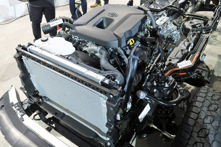 海外向けには、パワフルな2.4リッターガソリンターボや、それをベースとしたフルハイブリッドなども用意されるのに、今のところ日本仕様の心臓部としてアナウンスされているのは、既存の2.8リッターディーゼルターボと2.7リッターガソリン自然吸気のみ。「ランドクルーザー“300”」とのすみ分けを気にしているのかしら？