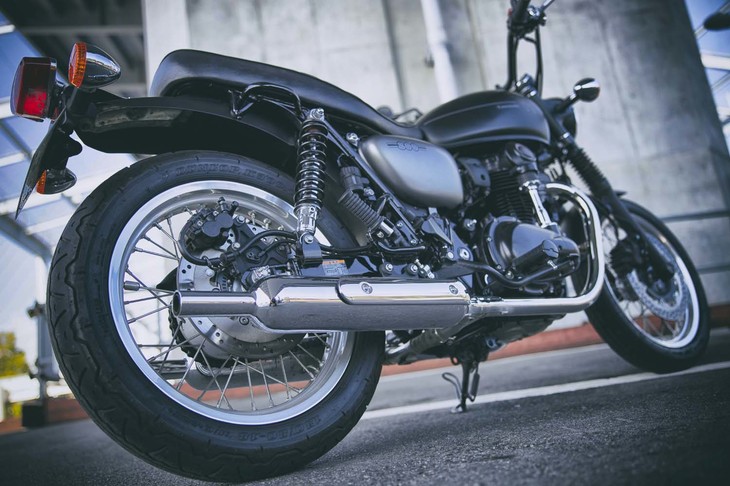 2つのシリンダーから後方へと取り回される2本のエキゾーストパイプ。車体の下部で連結されている。