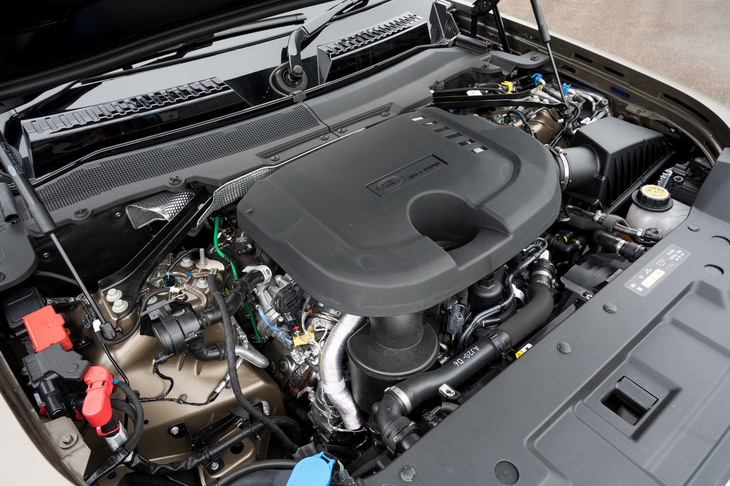 マイルドハイブリッド機構が組み合わされた3リッター直6ディーゼルターボエンジン。2420kgの車体を7秒で100km/hまで加速させる。