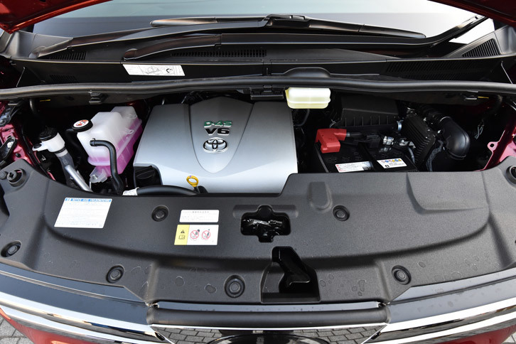 3.5リッターV6モデルのエンジンは、これまでの「2GR-FE」ユニットから「2GR-FKS」（写真）へと変更。トランスミッションは6段ATに代えて8段ATが採用されている。