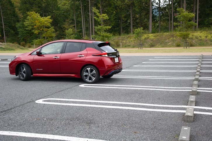 「プロパイロット パーキング」を試す。動作はゆっくりだが、テスト当日は一度の失敗もなく駐車できた。ただ、車輪止めにドスン！ と当たるのは何度試しても同じだった。