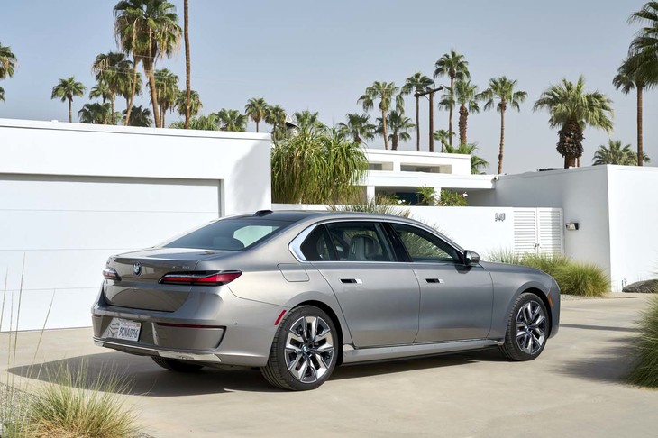 フロントに比べるとサイドビューは保守的なデザインだ。全高は先代モデルよりも60mm拡大している。