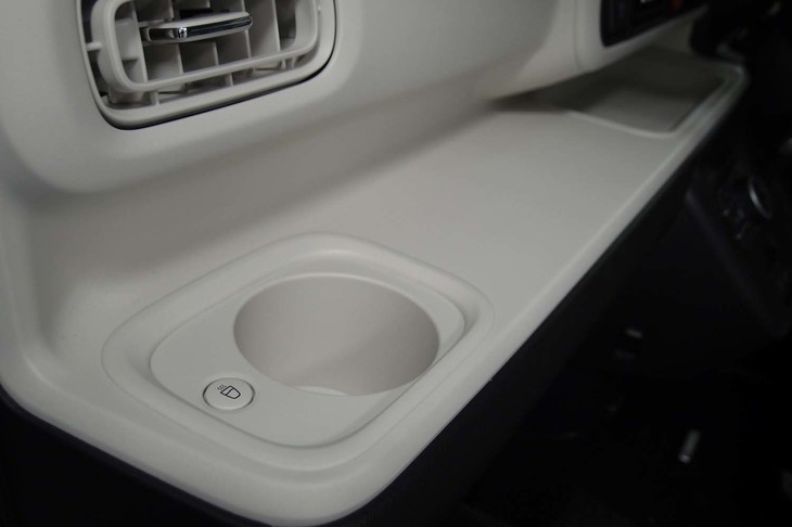 ダイハツ・ムーヴ キャンバス ストライプス（助手席前方のトレー）