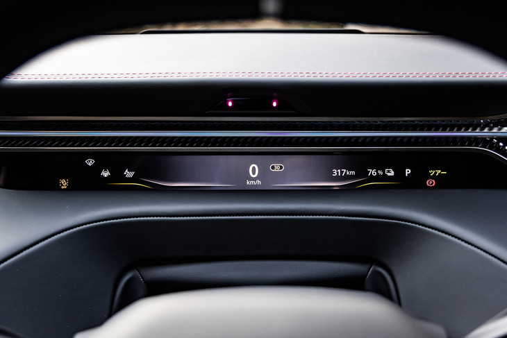 薄型12.6インチの液晶メーターパネルが運転席と助手席の前方に組み込まれている。表示情報は最小限だが、フロントウィンドウに映し出されるヘッドアップディスプレイが他の情報を補完している。