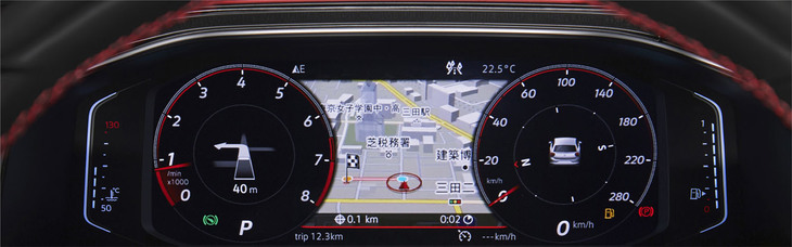 こちらは「フォルクスワーゲン・ポロGTI」のメーターパネル。表示が固定されている水温計／燃料計の位置やマップ上の自車位置の表示場所など、基本的なレイアウトは「アウディA8」と同じ。