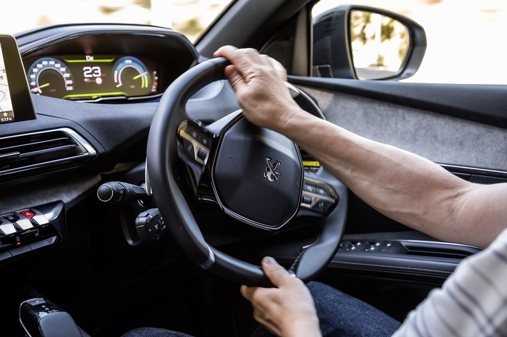 交通の流れに乗って、そこそこのペースでワインディングロードを走っても、サマータイヤに近いステアリングインフォーメーションが確認できた。コーナリングの早期にスキール音を発するような軟弱さや、グリップ能力の不足などはみられなかった。