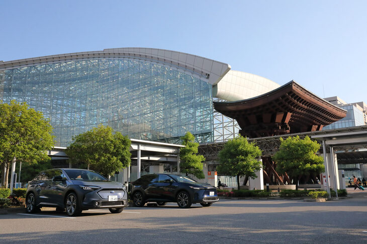 金沢駅にて、試乗会の開始を待つ「トヨタbZ4X」（写真右）と「スバル・ソルテラ」（同左）。