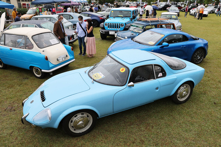 会場では「Team Blue Blood」こと蒼いクルマが中央に並べられ、そのうちゲスト（ACJ会員以外）のエントリー車両を対象に人気投票が実施された。それで1位に選ばれたのが、1967年「マトラ・ジェット6」。1962年に登場した世界初の市販ミドシップスポーツ「ルネ・ボネ・ジェット」をベースにマトラが改良した、初代「アルピーヌA110」のライバル的存在だったフレンチスポーツである。エンジンは「アルピーヌ1300」と同じゴルディーニチューンのルノー製1.3リッターなので、後ろに並んだRRからミドシップに転換した現行アルピーヌA110とも縁がないわけではない。