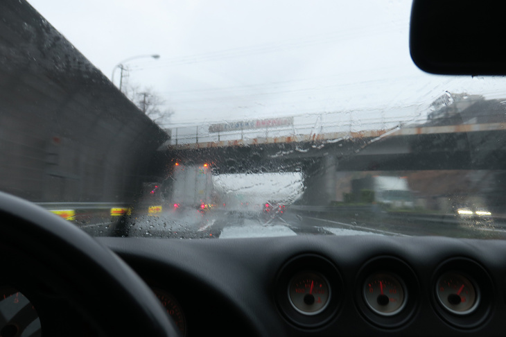 前方を行くトラックの水しぶきに注目。相模原からの帰りはご覧の通りのどしゃ降りで、おかげさまで「インヴォ」のウエット性能がよくわかった。