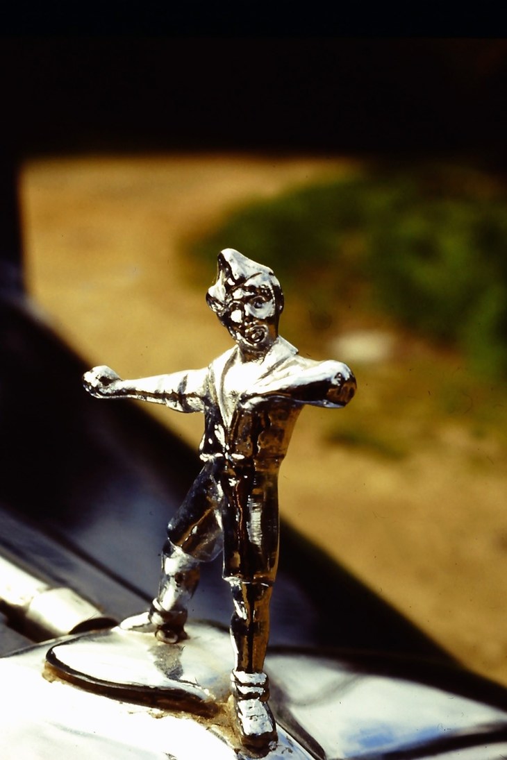 「508バリッラ」用に後付けアクセサリーとして用意されていた「投石するバリッラ少年」のマスコット。これは社外品と思われるが、フィアットは少年をモチーフにしたポスターも制作している。