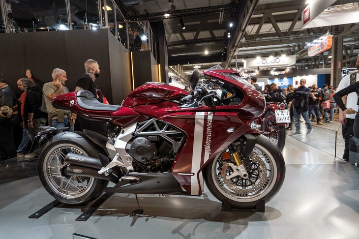 「MVアグスタ・スーパーヴェローチェ98エディツィオーネ リミタータ」は、排気量798ccの並列3気筒エンジンを搭載した人気モデル、スーパーヴェローチェをベースとした限定モデルだ。1943年に開発された、排気量98cc単気筒エンジンの誕生80周年を記念して設定された。MVアグスタのブースでは、その歴史的なエンジンを搭載した「MV98」も展示された。スーパーヴェローチェ98エディツィオーネ リミタータのボディーカラーは、そのMV98のカラーリングがモチーフである。