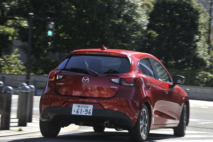 先ほど「CX-3」に採用されたDE精密過給制御が投入された。ディーゼルエンジンのトルク応答を緻密に制御し、軽負荷領域でのスロットル操作に対してクルマがリニアに反応するよう改良している。