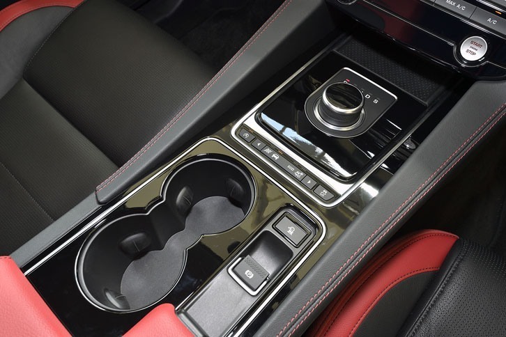 トランスミッションはジャガーのスタンダードとなった感のある8段AT（ZFの8HP）。