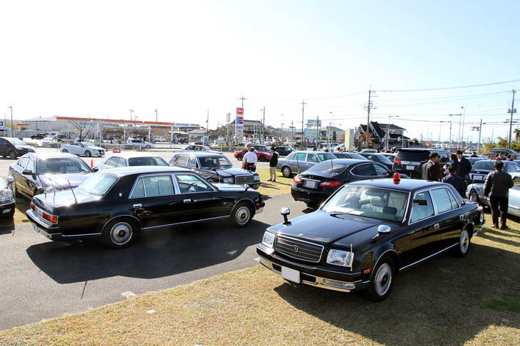 国産乗用車史上、最初で最後となるであろうV12エンジンを積んだ2代目「トヨタ・センチュリー」が向かい合っている。その奥には初代センチュリーも見える。