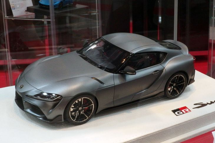 老舗ミニカーショップ／メーカーであるメイクアップとトヨタがコラボレーションして開発中の1/18「トヨタGRスープラ」。日本仕様／海外仕様、ボディーカラー（8色）、内装（2パターン）という選択肢から、気に入った仕様をGRガレージまたはトヨタディーラーで注文するという仕組み。ほかに1/43も用意される。
