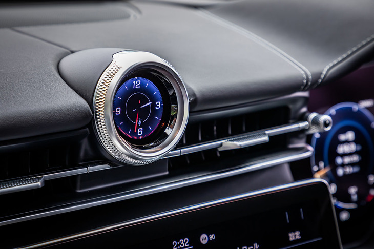ダッシュボード上部に備わる丸型のディスプレイは、伝統的な3針式の時計やデジタル時計、音声アシスタント、コンパス、加速度メーター、ストップウオッチから表示モードを任意に選択できる。