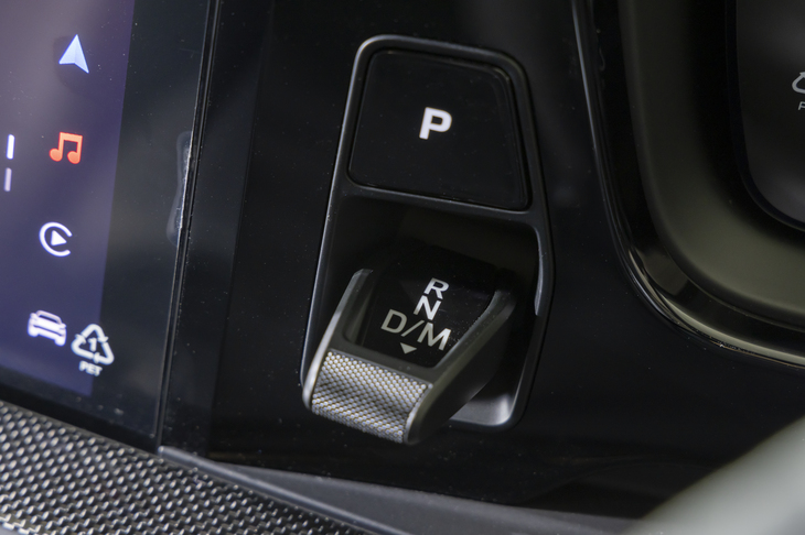 シフトセレクターはメーターパネルとセンタースクリーンの間に備わっている。