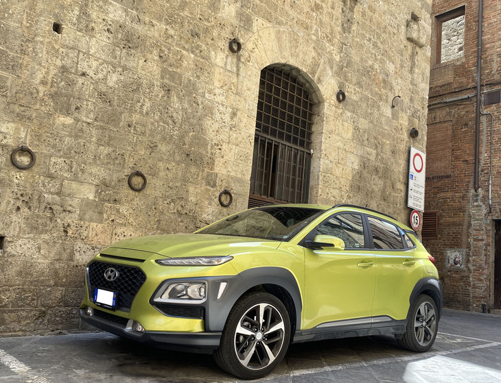 「ヒョンデ・コナ」。シエナ旧市街で2021年夏に撮影。