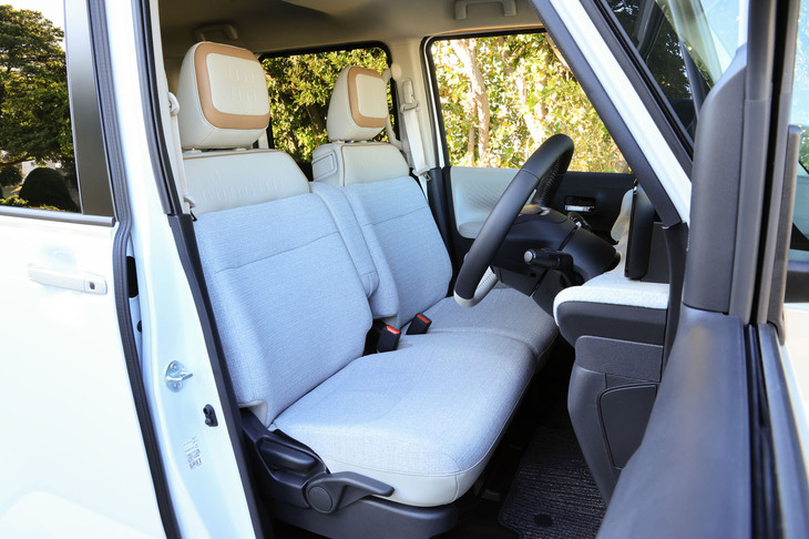 合皮とトリコットのコンビシート表皮やファブリック調のダッシュボードがセットとなる「プレミアムインテリア」は、4万4000円のオプション。四角をモチーフとしたシート表皮は、生地の使用部分が一台一台異なるため、同じシート表皮の車両は存在しないという。