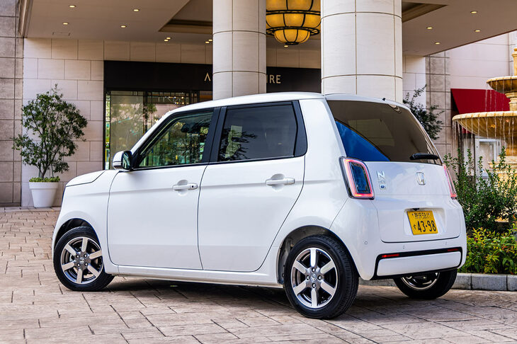 ベースとなるのはガソリンエンジンの軽自動車「N-ONE」。変更点はフロントまわりが主なので、リアクオーターから見ると、ほとんど見分けがつかない。（写真：花村英典）