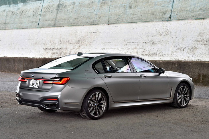 
	【BMW M760Li xDriveのスペック】
	ボディーサイズ：全長×全幅×全高＝5265×1900×1485mm／ホイールベース：3210mm／車重：2290kg／駆動方式：4WD／エンジン：6.6リッターV12 DOHC 48バルブ ターボ／トランスミッション：8段AT／最高出力：609PS（448kW）/5500rpm／最大トルク：850N・m（86.7kgf・m）/1550-5000rpm／タイヤ：（前）245/40R20 99Y／（後）275/30R20 102Y（ブリヂストン・ポテンザS001）／燃費：6.7km/リッター（WLTCモード）／価格：2570万円
	
	【取材時の燃費データ】
	テスト距離： 208.4km（市街地1：高速道路8：山岳路1）／使用燃料：35.3リッター（ハイオクガソリン）／参考燃費：5.9km/リッター（満タン法）／7.2km/リッター（車載燃費計計測値）
	