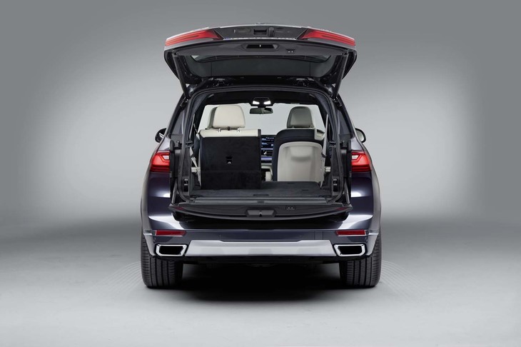 BMW X7（荷室）