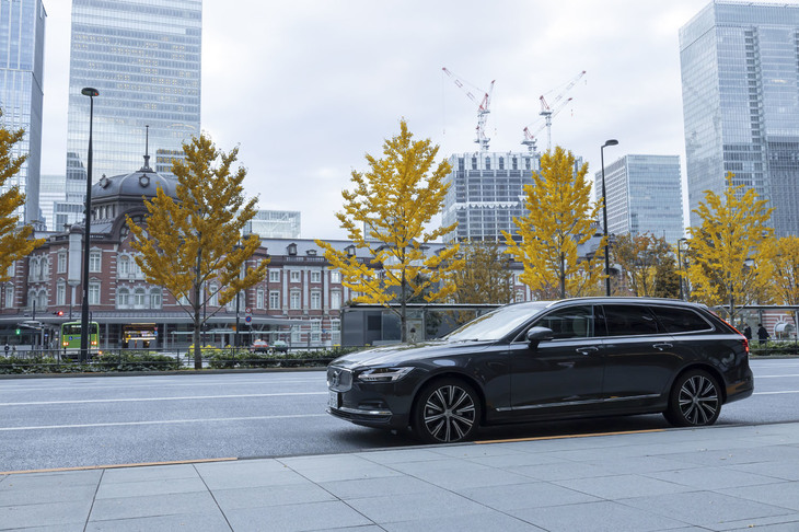 2020年10月21日に発売された48Vマイルドハイブリッドシステム搭載の「ボルボV90 B6 AWDインスクリプション」を駆り、東京駅から古都・金沢に出発。