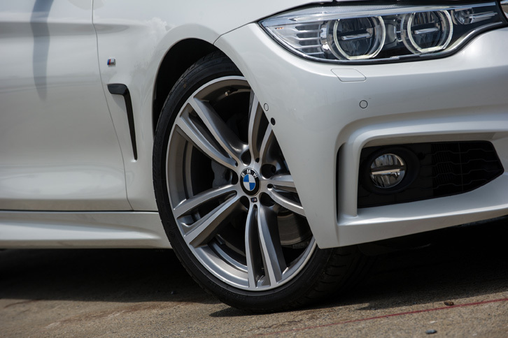 タイヤサイズは前が225/40R19、後ろが255/35R19。ブリヂストンのスポーツタイヤ「ポテンザS001」のランフラットタイプが装着されていた。