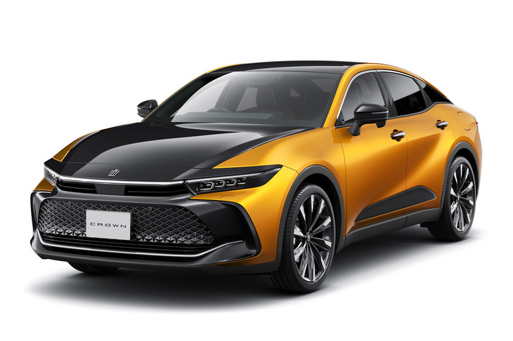 他に先駆けて2022年秋に発売される「クラウン クロスオーバー」。クラウンの常識を打ち破る大胆なツートンカラーも特徴のひとつ。