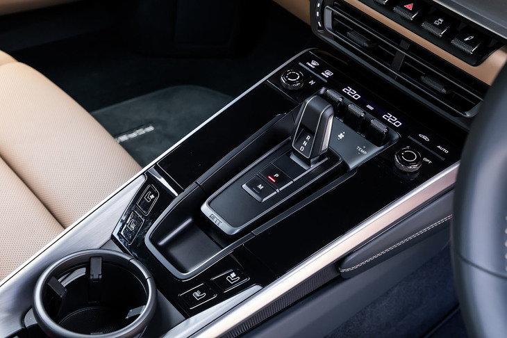 「911ターボ」のトランスミッションは8段AT（PDK）のみの設定。オプション装着されていたフロントシートベンチレーションの操作スイッチが、シフトセレクターレバーの手前に配置されている。
