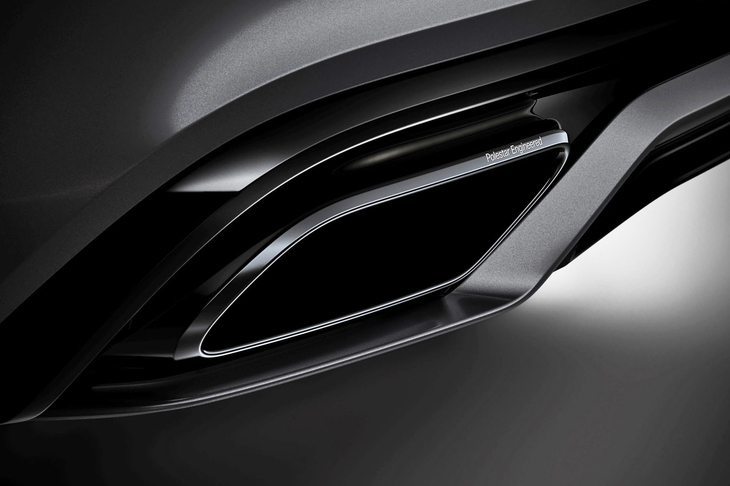 ブラッククローム仕上げが施された「T8ポールスターエンジニアード」のマフラーエンド。「Polestar Engineered」ロゴも添えられる。