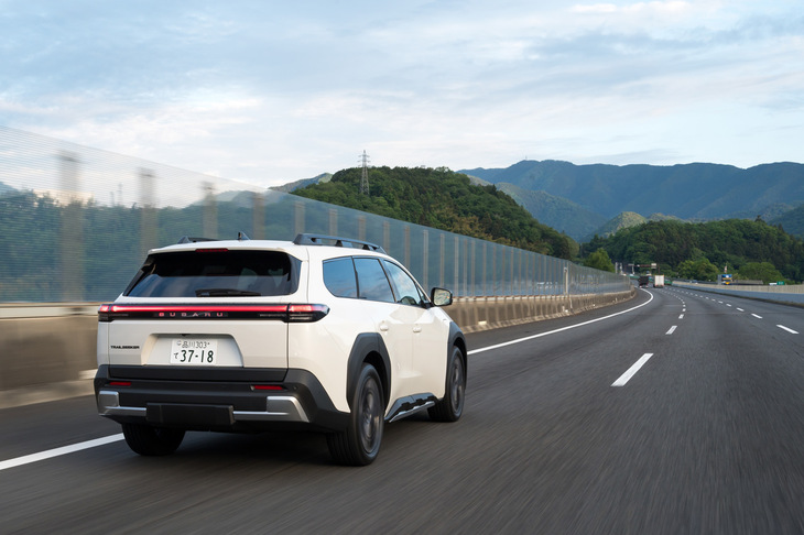 快適性に関しては、車内の静かさも「トレイルシーカー」の美点。エンジン音が発生しないBEVならではの特徴に加え、走行時の振動や地面から伝わるロードノイズ、こもり音、風切音などを徹底的に低減し、静かな移動空間を実現している。