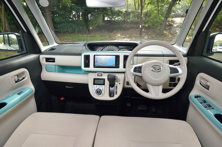 水平基調のデザインが採用されたインテリア。「メイクアップ」と名付けられたグレードのものは、メッキ加飾やアクセントカラーでドレスアップされる。