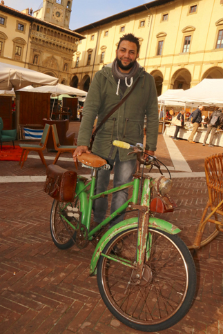 南部プーリアからやってきた骨董商ナザリオさん。写真の自転車は、その昔、理髪師が出張サービスに使用していたもの。