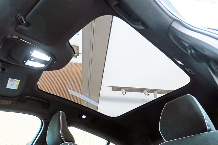 ボルボC40リチャージ（ガラスルーフ）