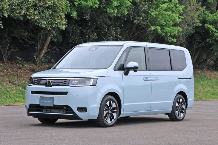 新型「ステップワゴン」のベースモデル「エアー」。スポーティーモデルには2代目の頃から「スパーダ」という名前が使われていたが、ベースモデルにサブネームが付与されたのは、今回が初だ。