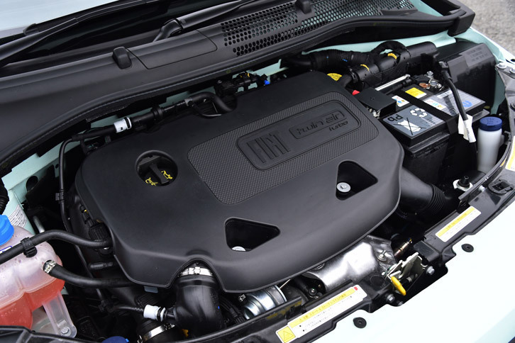「ツインエア」と呼ばれる0.9リッター2気筒ターボエンジン。動弁機構には、油圧制御でバルブを動かす「マルチエア」というシステムを採用している。