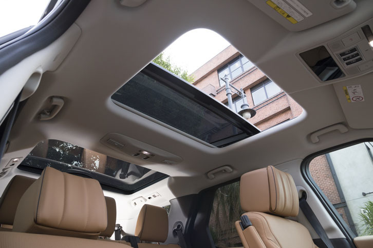 「HSEラグジュアリー」では、電動サンルーフが標準装備となる。