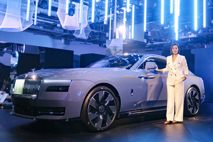 「ロールス・ロイス・スペクター プロフェシー」と、ロールス・ロイス・モーター・カーズのアイリーン・ニッケイン アジア太平洋リージョナル・ディレクター。