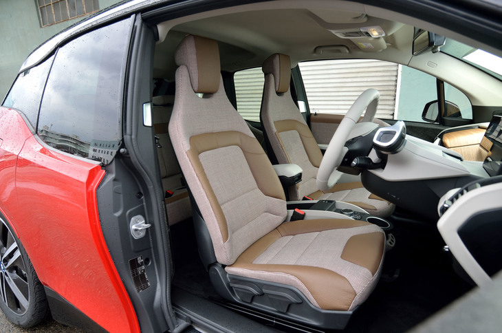 ヘッドレスト一体型の「i3ロッジ」のシート。表皮にはウールと、オリーブの葉の抽出液でなめしたレザーが採用されている。