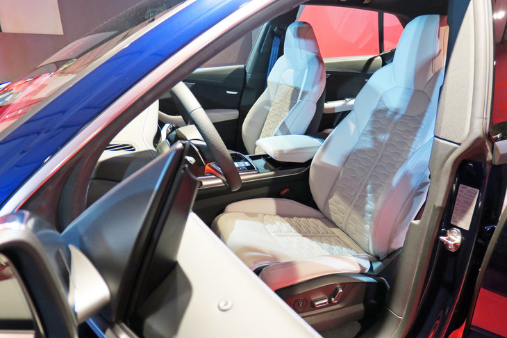 アウディRS Q8（フロントシート）