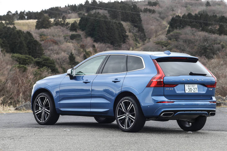 写真の試乗車で採用されているボディーカラー「バースティングブルーメタリック」は、「パッションレッド」と共に「R-DESIGN」専用色となる。