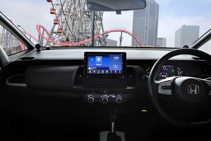 トゥイーターやウーファーを追加した「フィット」の車内で「DMH-SF700」のオーディオ機能を試す。そのテクノロジーがもたらす臨場感には驚くばかりだった。