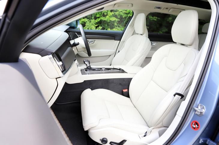 「V90クロスカントリーD4 AWDサマム」の前席は、シートヒーターやベンチレーションに加えてマッサージ機能も備わる。
