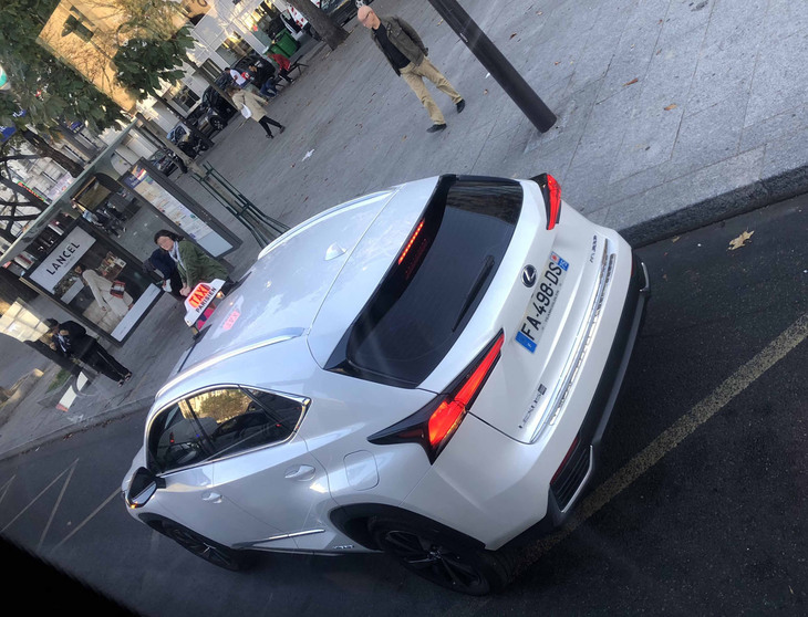 こちらは「レクサスNX300h」のタクシー。先にパリでタクシーやライドシェアに需要を見いだしていたインフィニティにとって、ハイブリッドを前面に打ち出すレクサスは手ごわいライバル登場だろう。