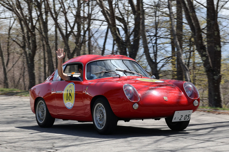 スタート後、小海リエックスの敷地内を走行する1957年「フィアット・アバルト750GTザガート」。